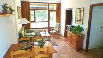 Appartamento, 1 camera da letto, terrazzo, vista giardino | Area soggiorno | TV