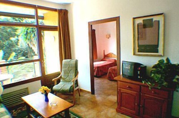 Apartment, 1 Schlafzimmer, Terrasse, Gartenblick | Wohnzimmer | Fernseher