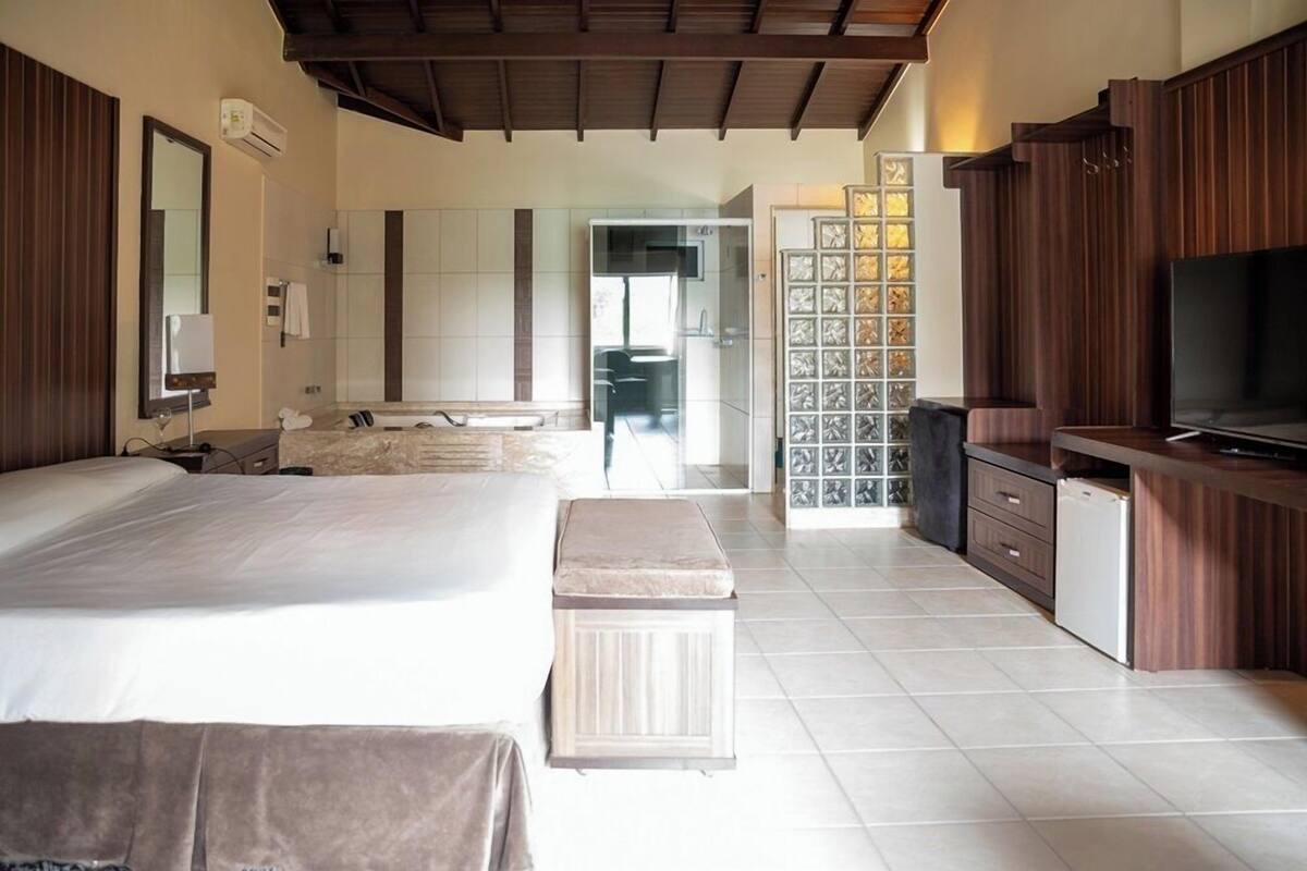 Suite Premium com Hidromassagem | Minibar, escritorio, cortinas blackout y wifi gratis