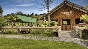 Un bâtiment rustique en bois, sur lequel on peut lire l’inscription « Rancho de Peao ».