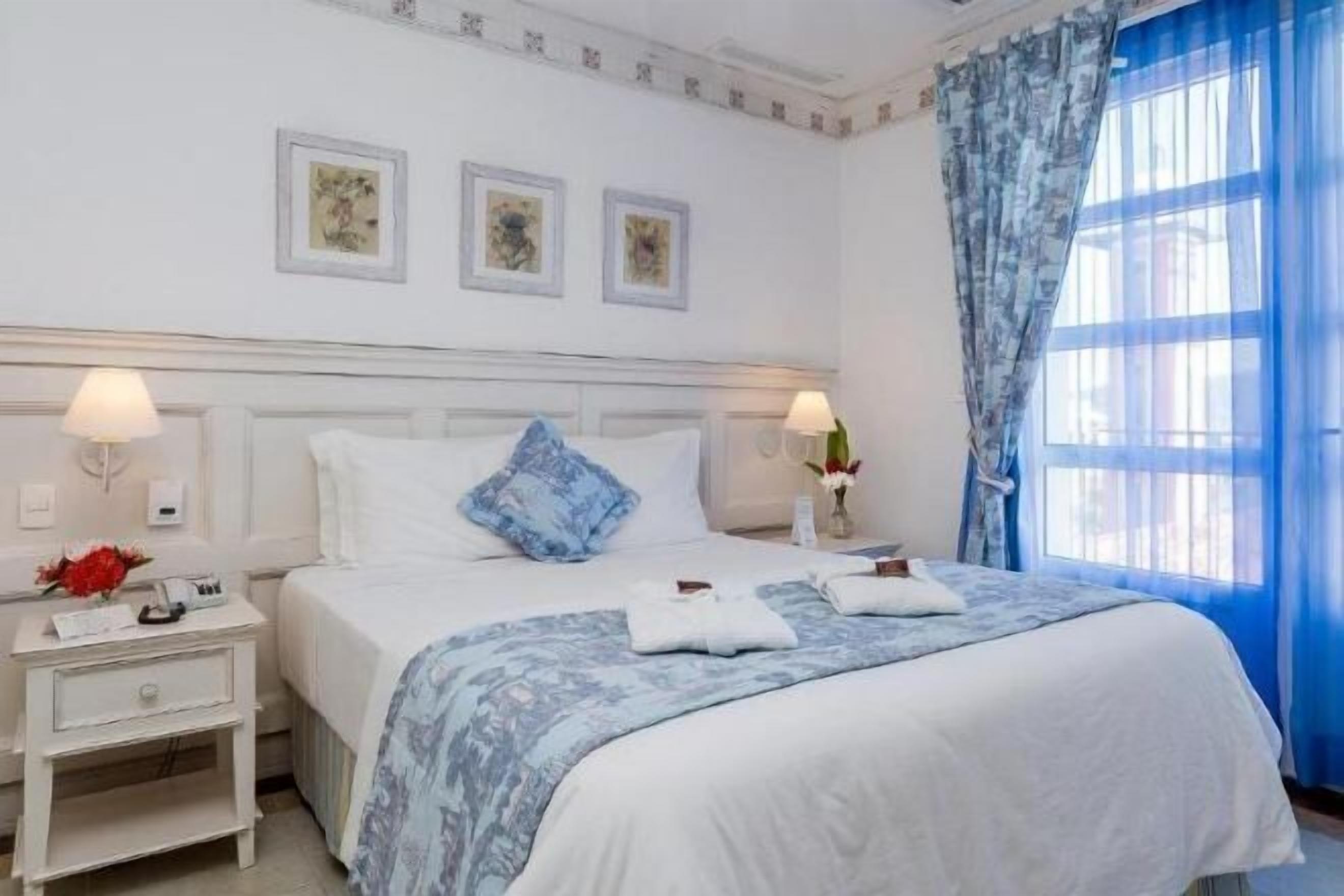 1 quarto, frigobar, cofres nos quartos, cortinas blackout