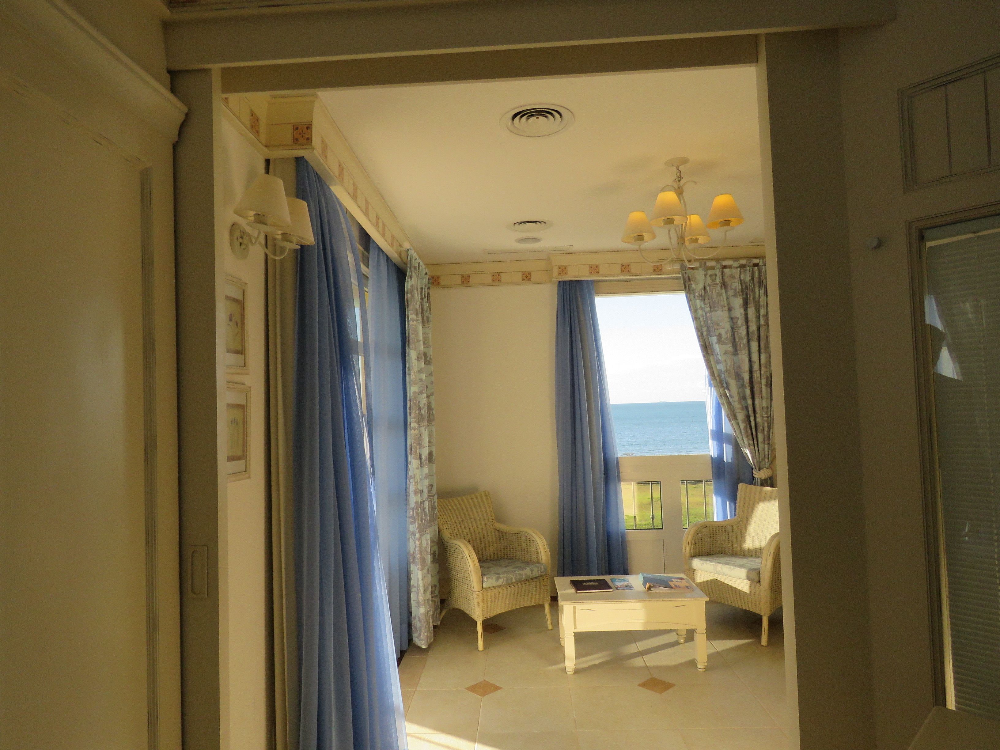 superior suite, city view | living area