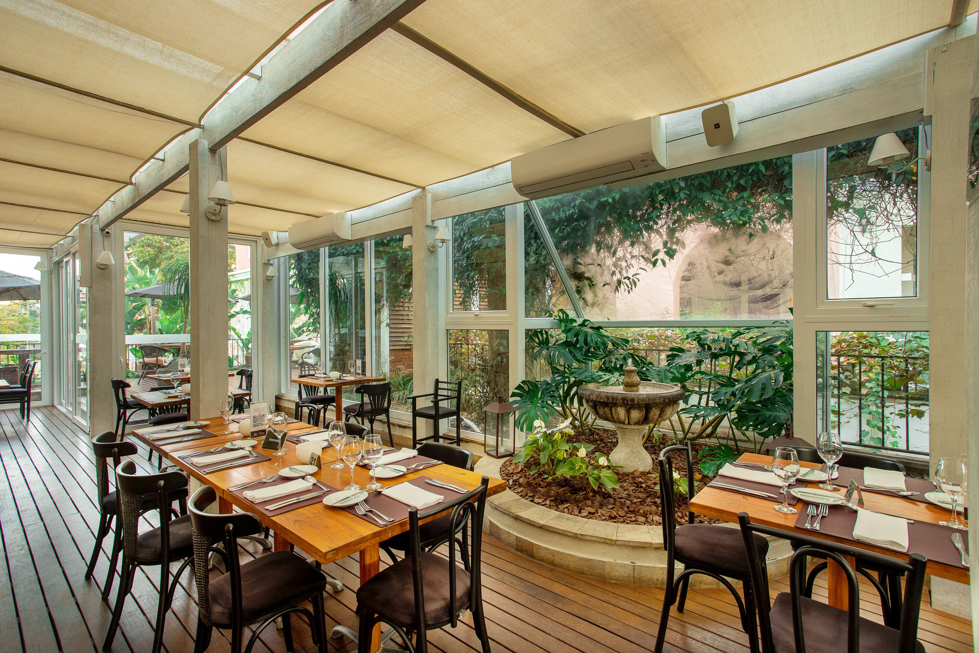 2 restaurants, breakfast served