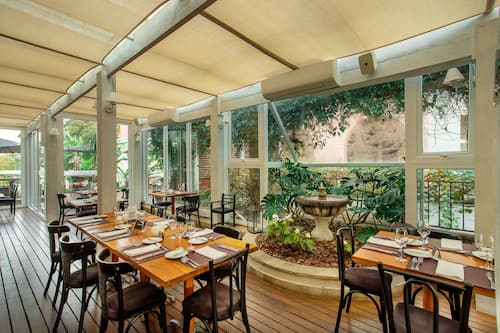 2 restaurants; breakfast, lunch, and dinner served