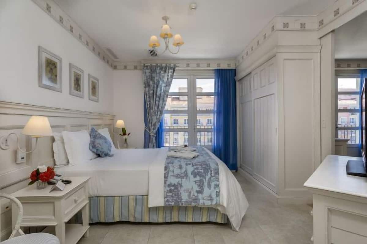 1 bedroom, minibar, in-room safe, blackout curtains