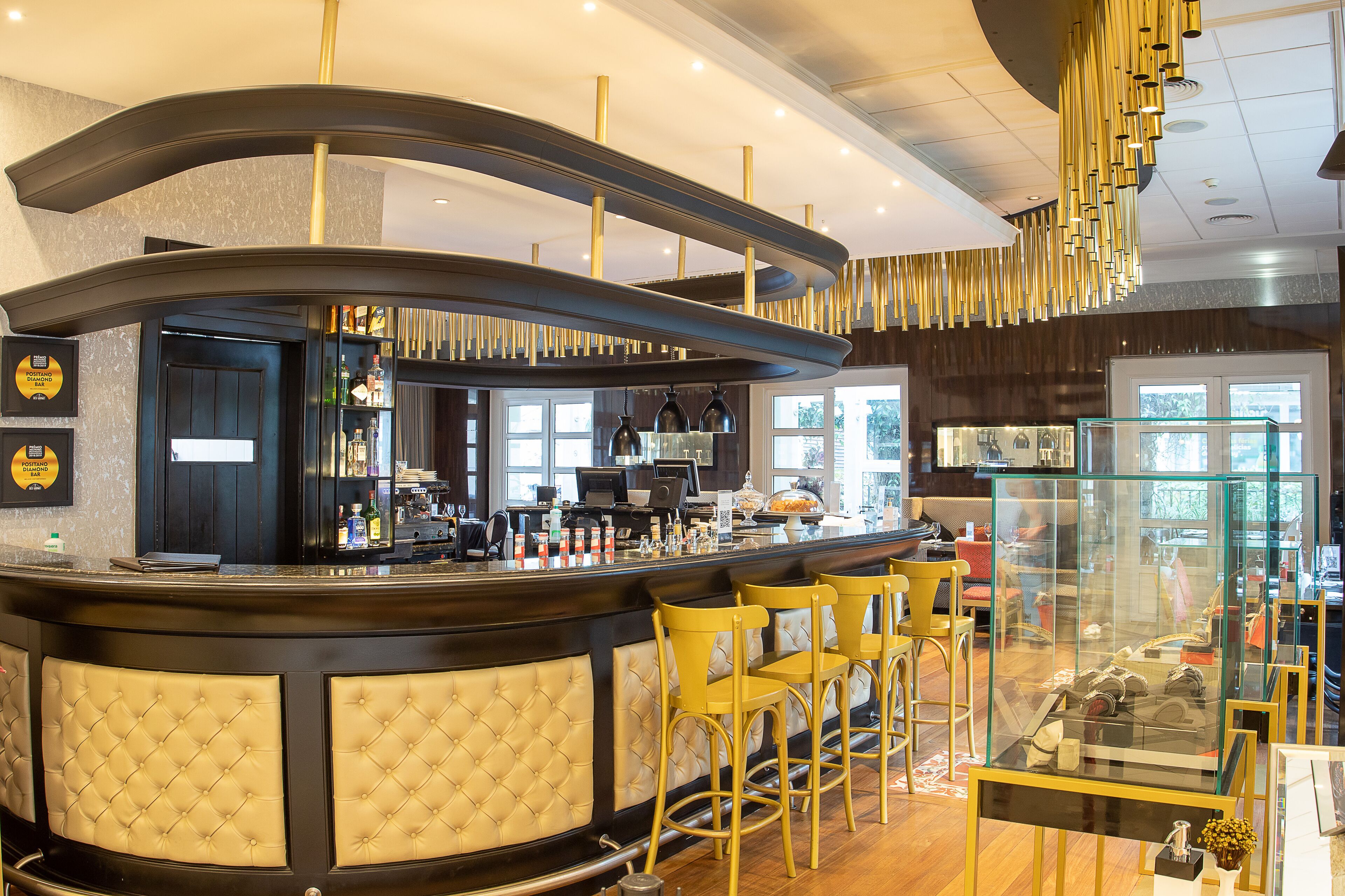 2 restaurants, breakfast served