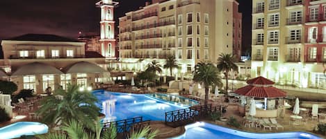 Una piscina cubierta, 2 piscinas al aire libre, sombrillas, tumbonas