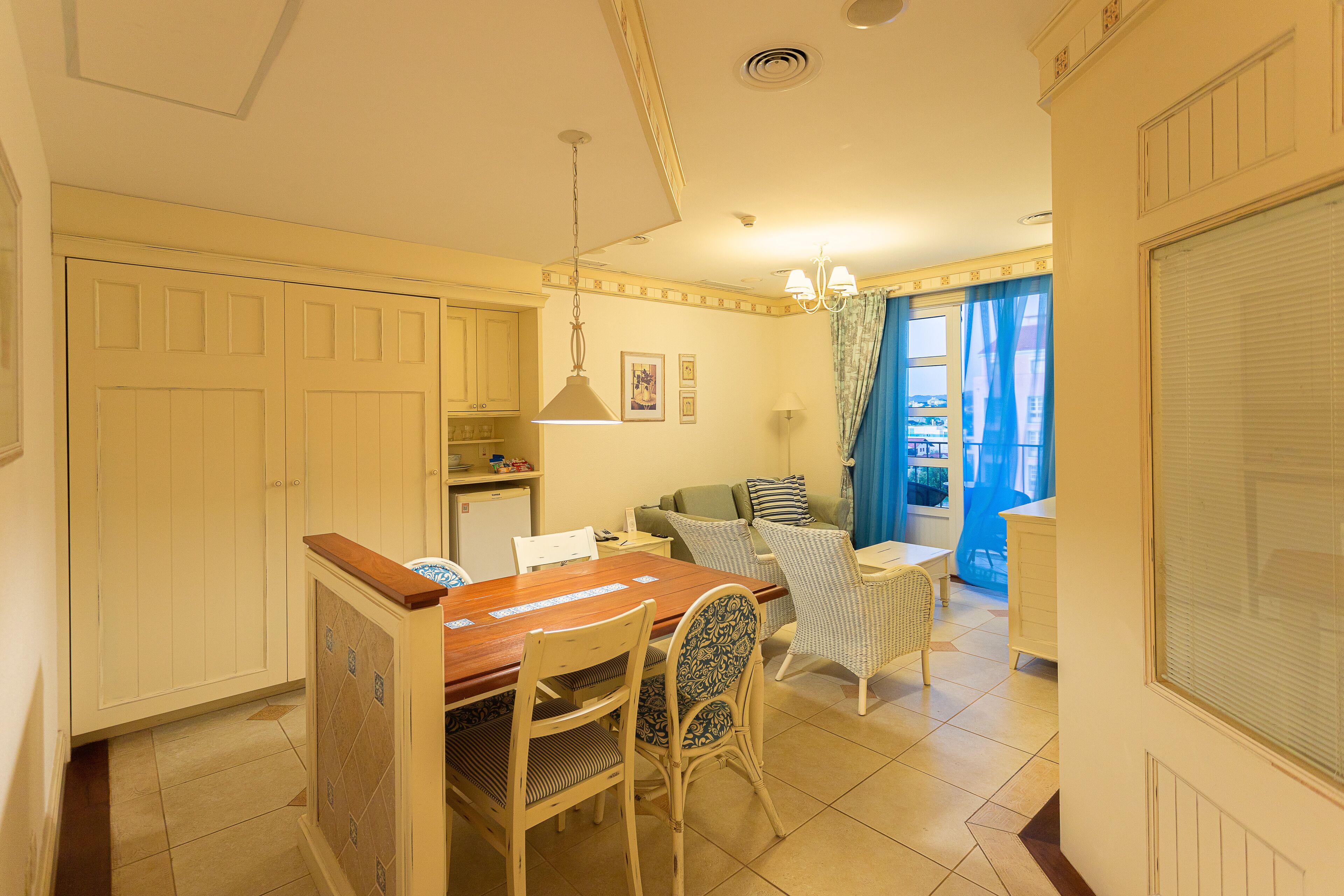 Un espacio habitable compacto con comedor, kitchenette y zona de estar con vistas.