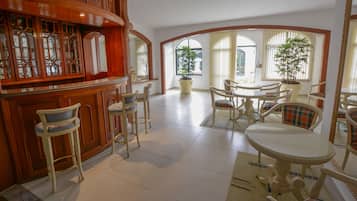 2 bares o lounges, bar junto a la alberca