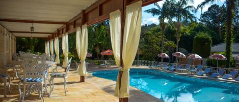 Innenpool, Außenpool, Sonnenschirme, Liegestühle