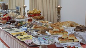 Una mesa de buffet con diversos alimentos y utensilios.