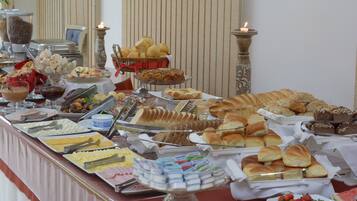 Café da manhã com buffet grátis todos os dias