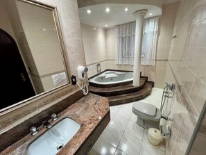 高级套房 | 迷你吧、客房内保险箱、免费 WiFi、床单