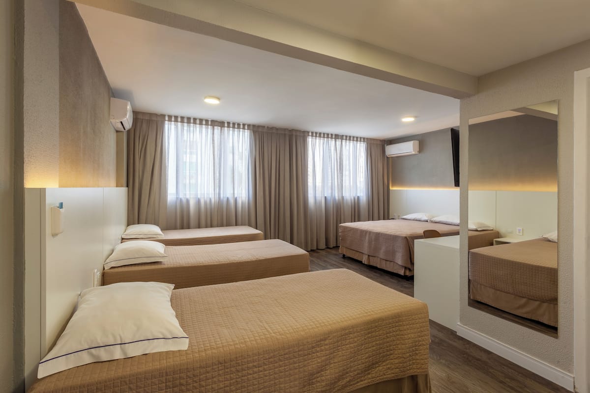 迷你吧、客房内保险箱、办公桌、笔记本电脑工作区