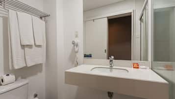 Superior Room, Sea View | Bathroom | Shower, free toiletries, hair dryer, towels