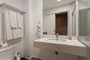 Superior-huone, merinäköala | Kylpyhuone | Suihku, ilmaiset hygieniatuotteet, hiustenkuivaaja, pyyhkeet