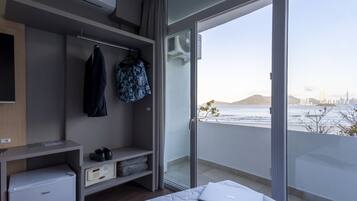 Habitación superior, vista al mar | 1 habitación, minibar, caja de seguridad en la habitación y escritorio