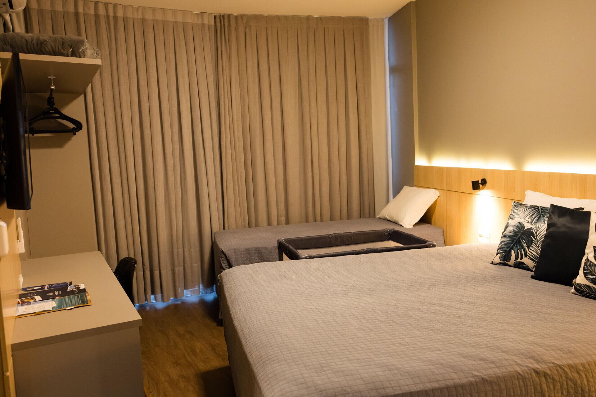 Een minibar, een kluis op de kamer, een bureau, een laptopwerkplek