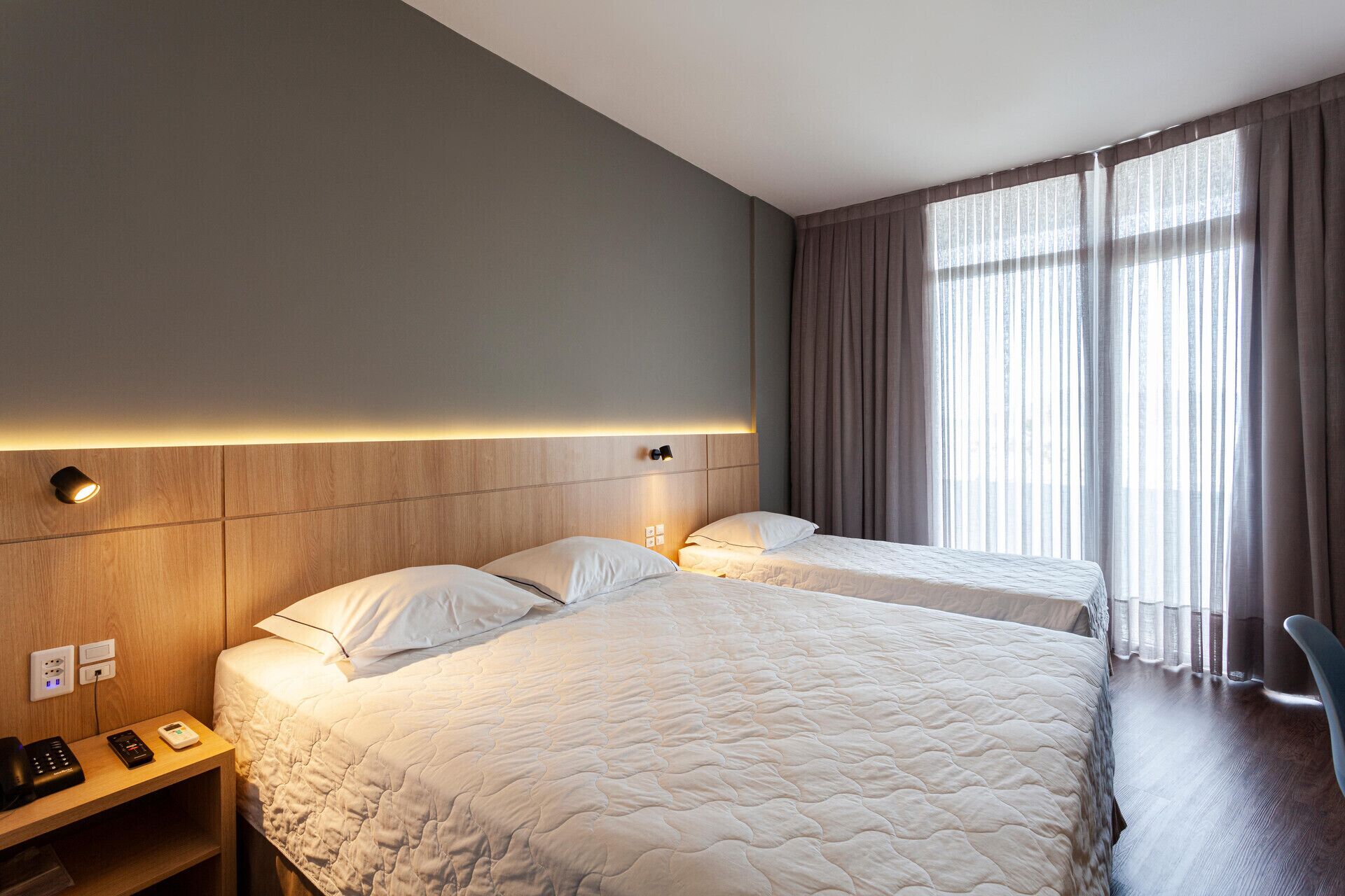 Een minibar, een kluis op de kamer, een bureau, een laptopwerkplek