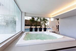 Bañera de hidromasaje cubierta
