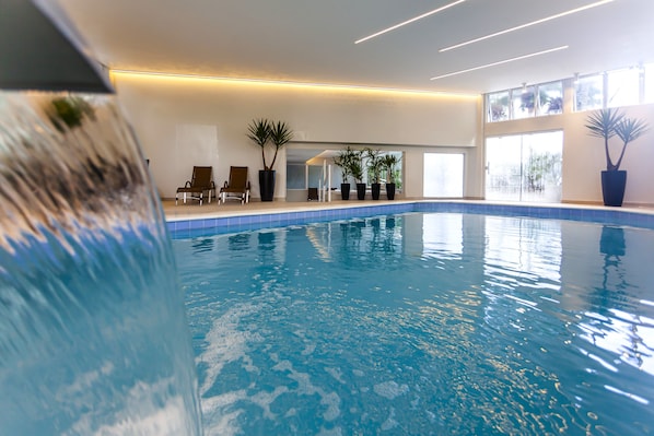 Piscina coberta, 2 piscines a l'aire lliure, para-sols i gandules