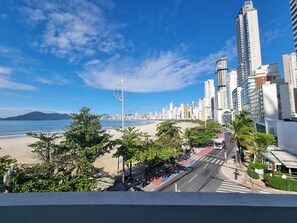 Näkymä rannalle/valtamerelle