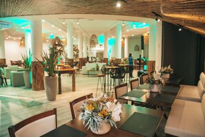 Breakfast, lunch, dinner served; beach views - Marambaia Hotel & Convenções (Balneário Camboriú)