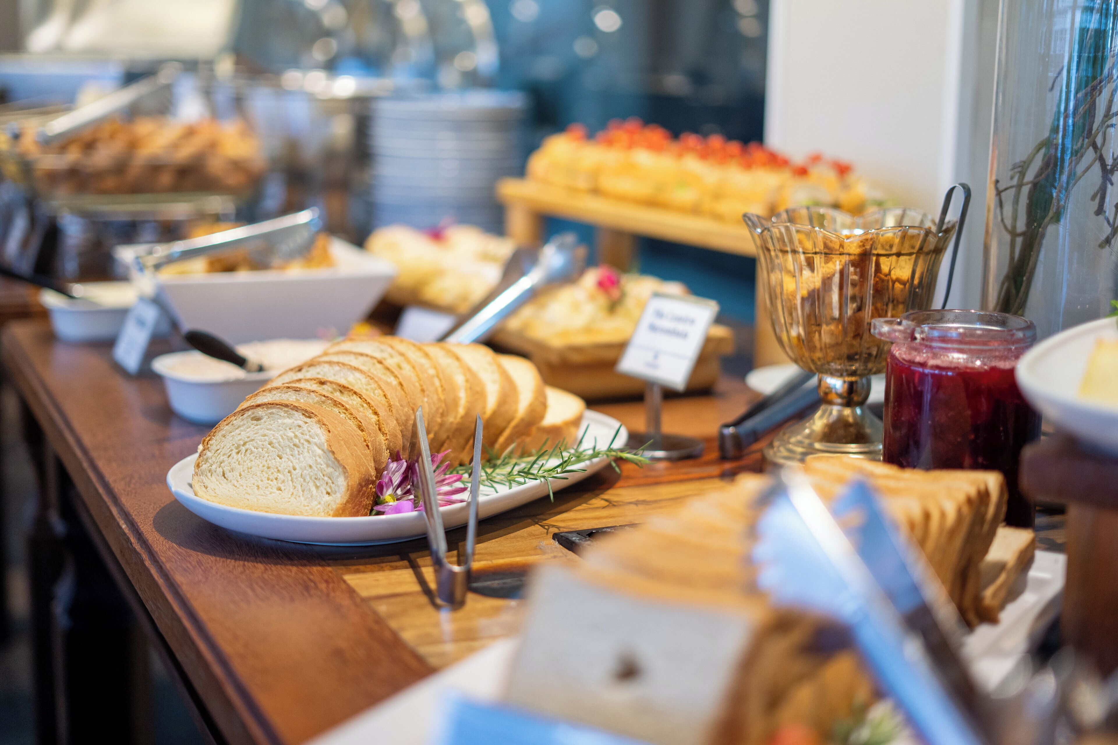 Un bufé con diversos alimentos y utensilios.