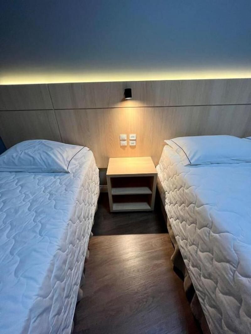 Een minibar, een kluis op de kamer, een bureau, een laptopwerkplek