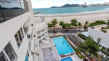 Una piscina cubierta, 2 piscinas al aire libre, sombrillas, tumbonas