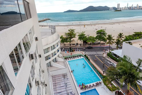 Piscina interna, 2 piscinas externas, guarda-sóis, espreguiçadeiras