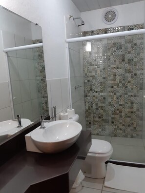 Shower, perlengkapan mandi gratis, pengering rambut, dan handuk