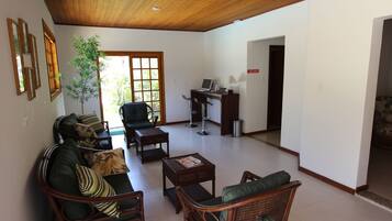 Een 32-inch lcd-televisie met kabelzenders, televisie en een dvd-speler