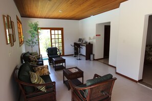 TV LCD 32 pollici con canali via cavo, TV, lettore DVD