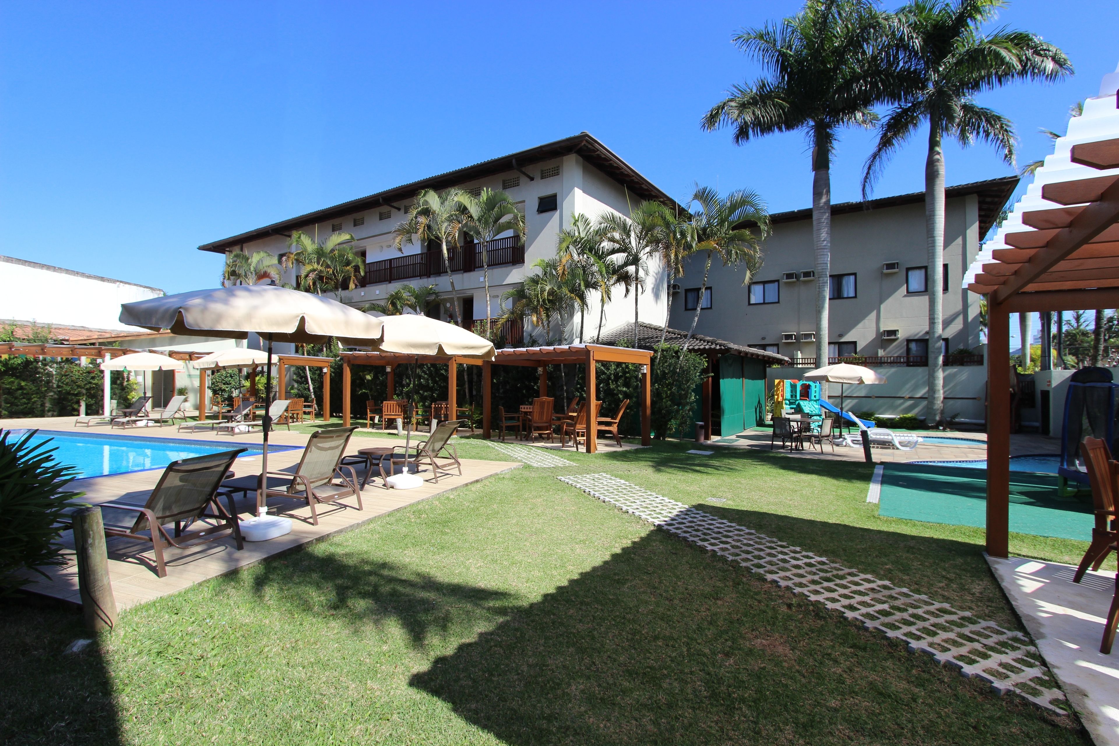 2 albercas al aire libre, sombrillas en la alberca y camastros 