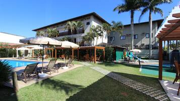 2 albercas al aire libre, sombrillas en la alberca y camastros