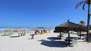 Playa en los alrededores, sombrillas y toallas de playa 