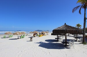 Ubicación cercana a la playa, sombrillas y toallas de playa
