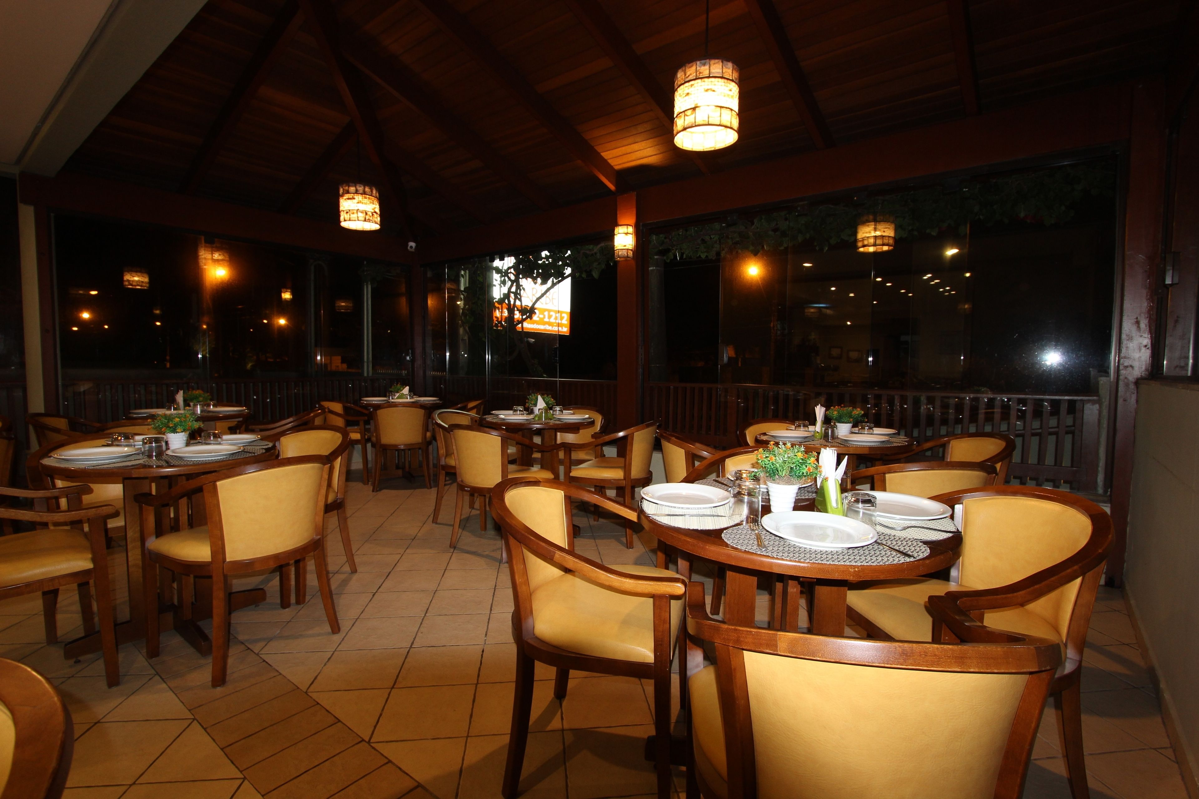 Petit déjeuner et dîner servis sur place