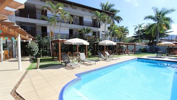 2 piscinas externas, guarda-sóis, espreguiçadeiras