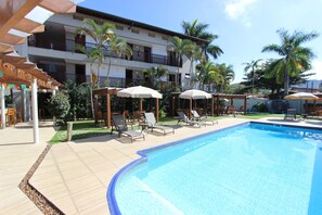 2 kolam renang outdoor, dengan payung kolam renang dan kursi berjemur