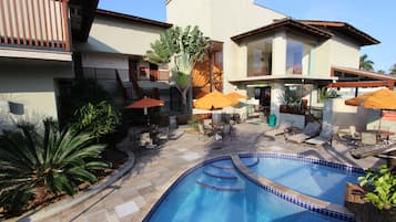 2 piscinas externas, guarda-sóis, espreguiçadeiras