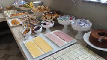 Café da manhã com buffet grátis todos os dias