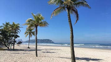 Perto da praia, guarda-sóis, toalhas de praia