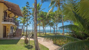 Un recurs tropical amb piscina, palmeres i vistes a l'oceà.