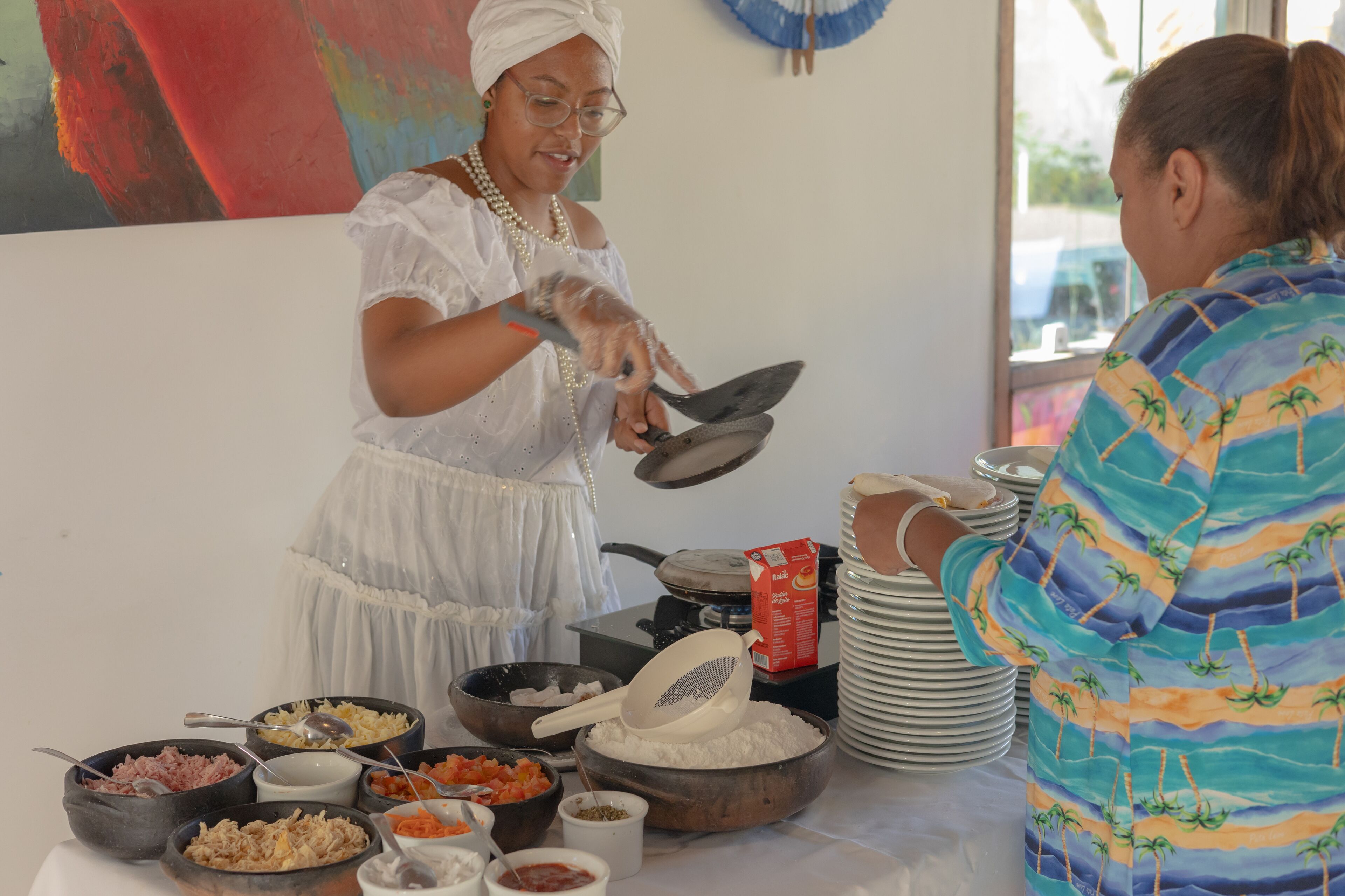 Un buffet proposant une variété de plats et une personne qui sert les aliments.