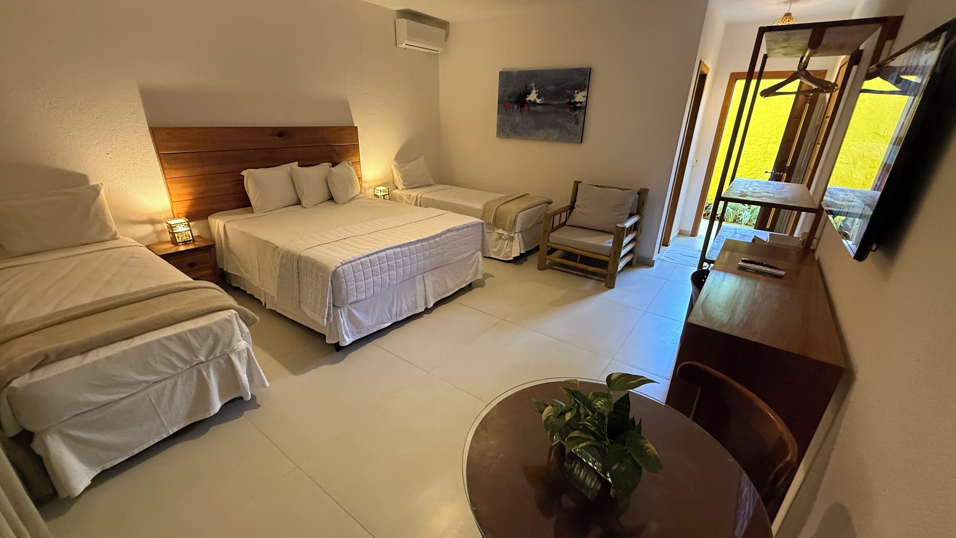 Suíte família piscina | Minibar, in-room safe, free WiFi, bed sheets