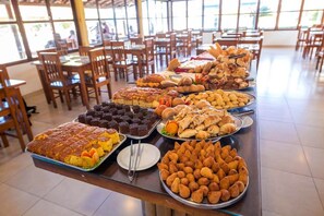 Breakfast, lunch, dinner served; Brazilian cuisine, pool views - Atlantida Park Hotel (Porto Seguro)