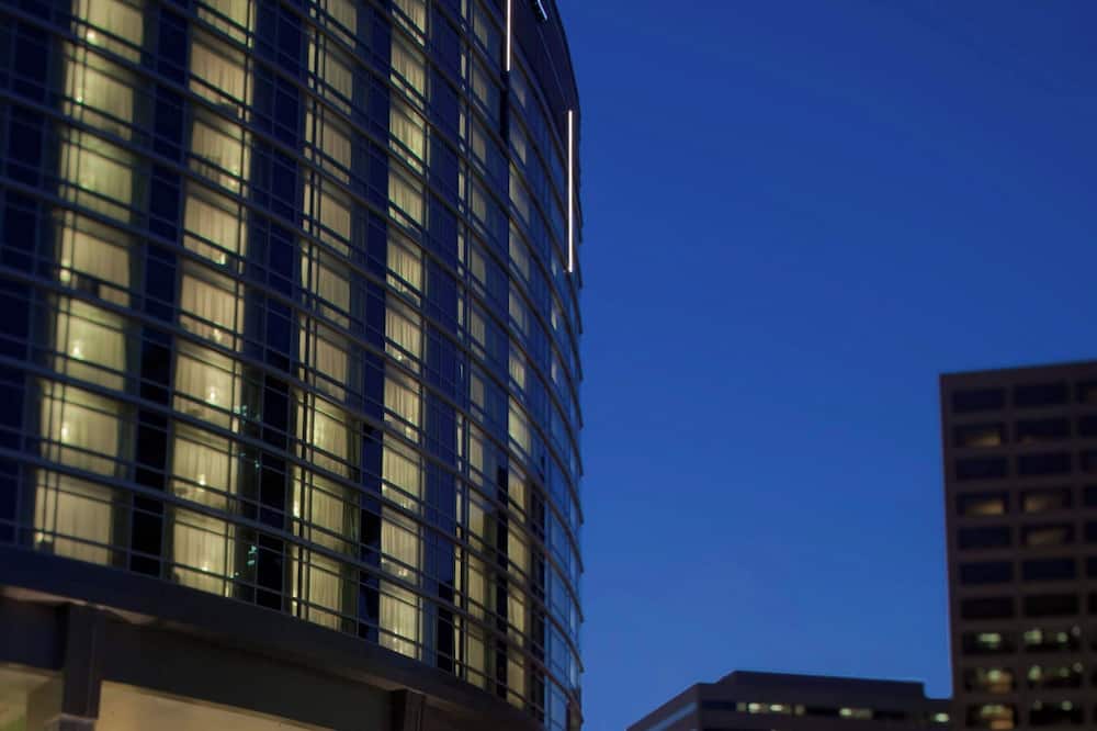 Renaissance Arlington Capital View Hotel