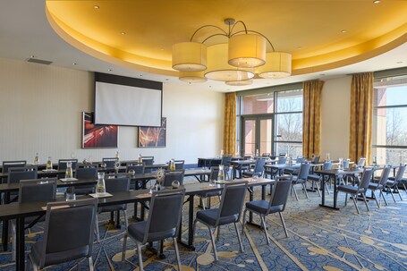 Renaissance Arlington Capital View Hotel - Image 31